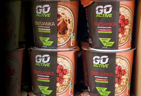 Vários sabores de produtos Go Active da Biedronka expostos no linear (foto)