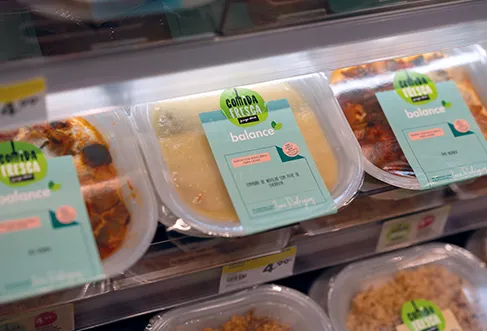 Gama de refeições prontas a comer "Comida Fresca Balance" no linear de uma loja Pingo Doce