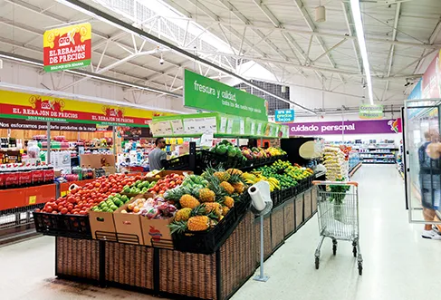 Lineares repletos de fruta numa loja