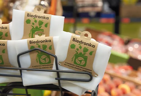 Sacos sustentáveis para frutas e legumes numa loja da Biedronka