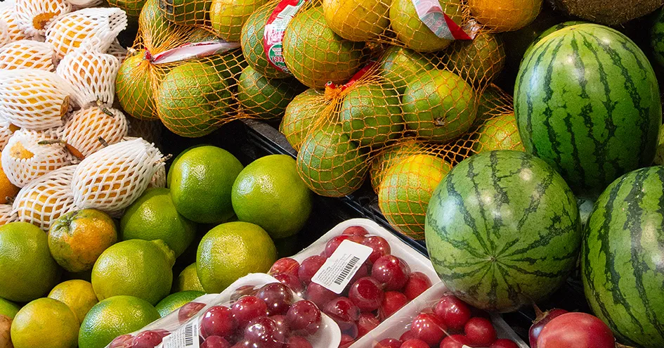 Frutas variadas na secção de produtos frescos de uma loja (foto)