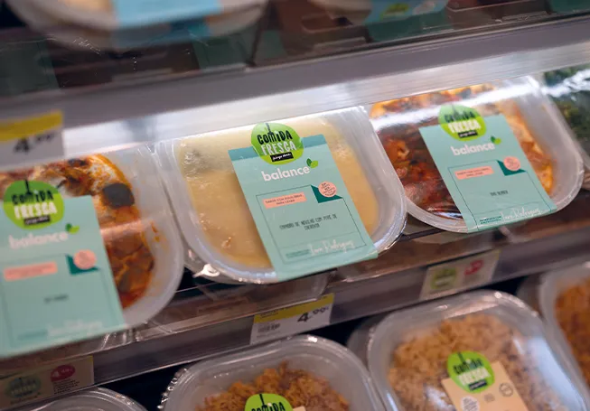 Gama de refeições prontas a comer "Comida Fresca Balance" no linear de uma loja Pingo Doce (foto)