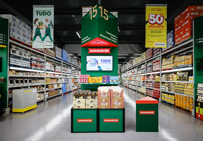Uma imagem de dois corredores de produtos secos numa loja Recheio