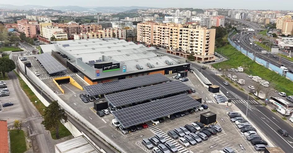 Imagem aérea de um Pingo Doce com painéis solares nos telhados do parque de estacionamento (foto)