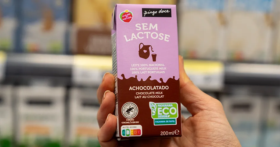 Grande plano de um leite com chocolate sem lactose da Marca Própria do Pingo Doce, com o símbolo de ecodesign (foto)