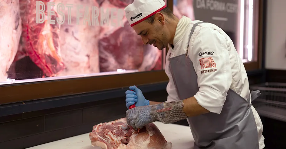 Um colaborador do Recheio a cortar um pedaço de carne (foto)