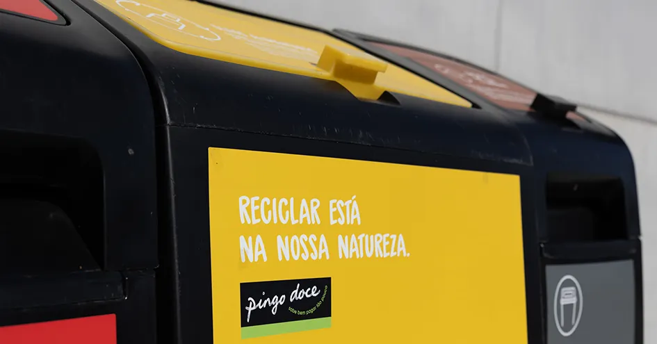 Grande plano de três contentores de reciclagem (foto)