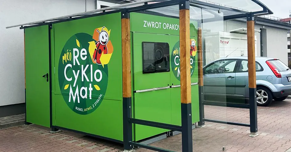 Um ponto de recolha de garrafas no exterior de uma loja Biedronka (foto)