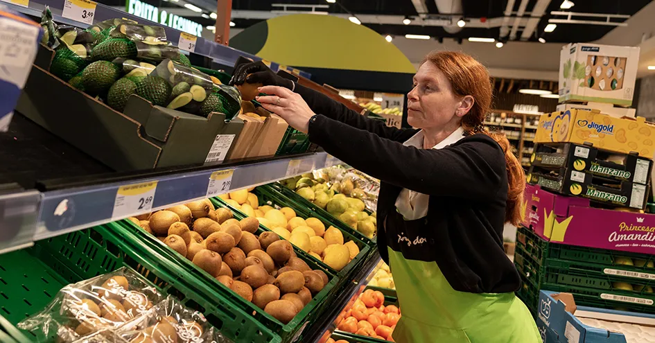 Uma colaboradora do Pingo Doce a reabastecer fruta na secção de produtos frescos. (foto)