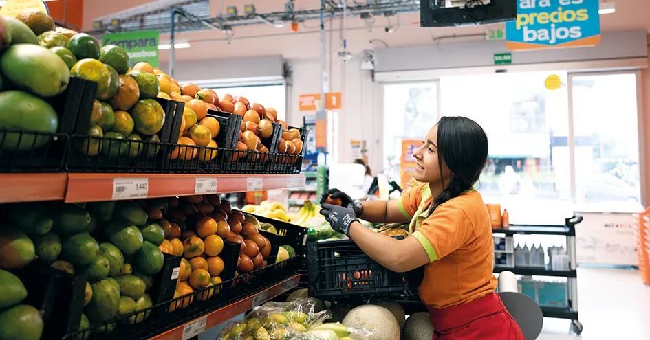 Uma colaboradora da Ara a trabalhar na secção de produtos frescos de uma loja (foto)