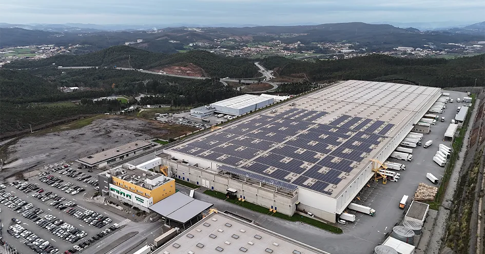 Painéis solares no telhado de um centro de distribuição (foto)