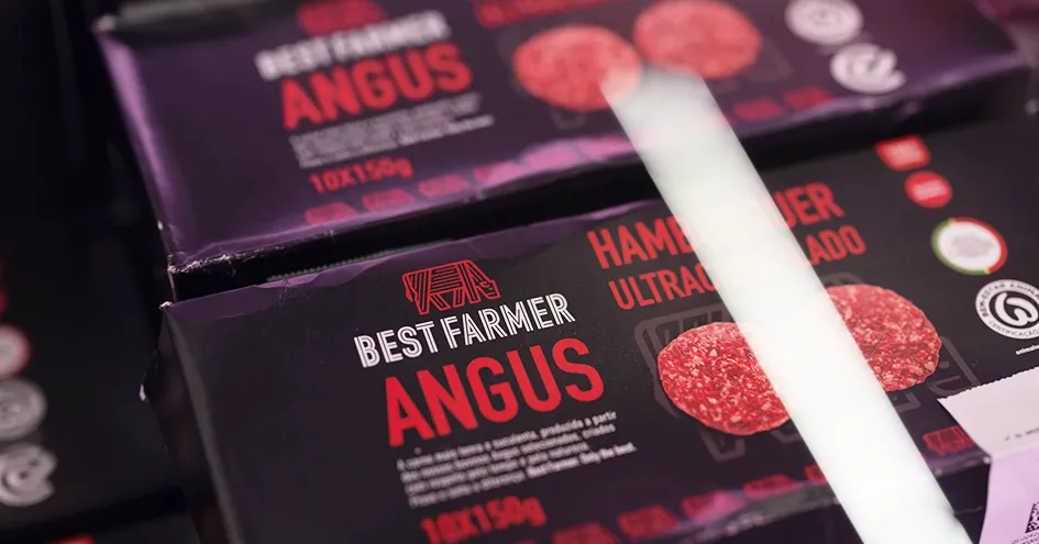 Grande plano de embalagens de hambúrgueres angus da marca "Best Farmer" (foto)