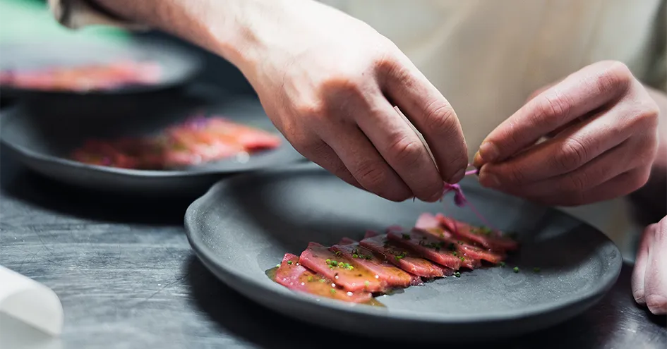 Grande plano de sashimi a ser servido (foto)